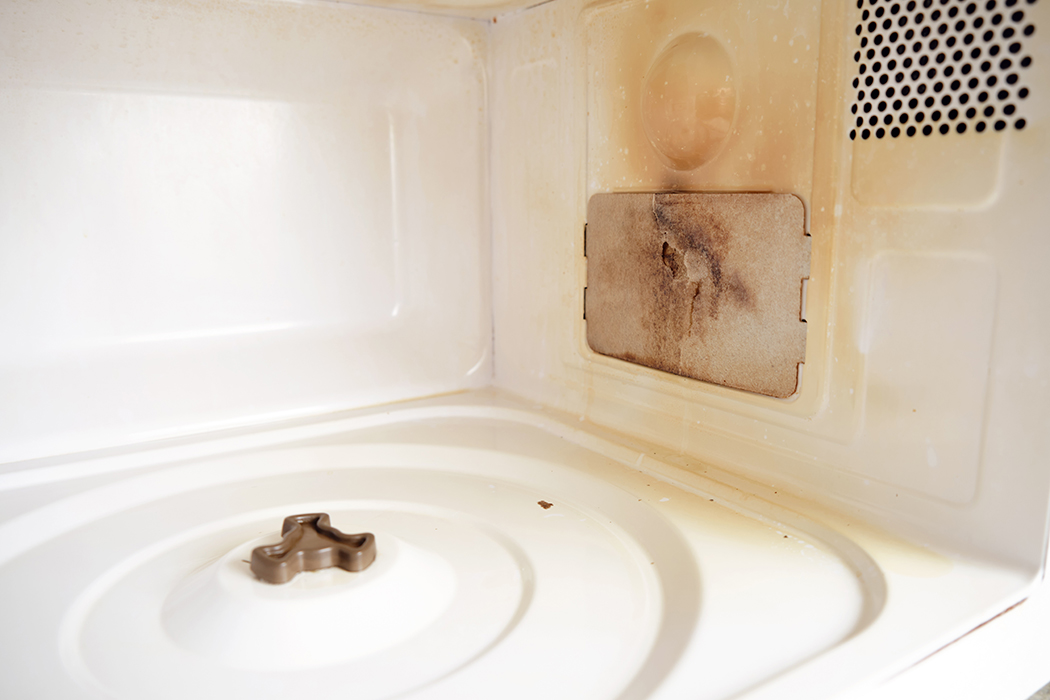 Repair of a sparkling microwave by replacing the mica plate. Broken microwave with self replacement burnt mica sheet